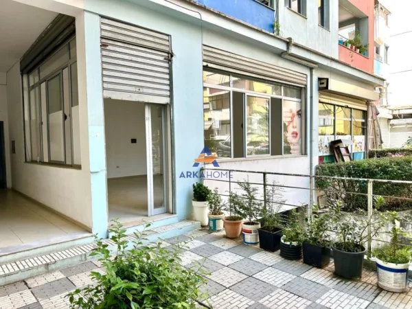 Tirane, shitet dyqan Kati 0, 50 m² 75.000 € 