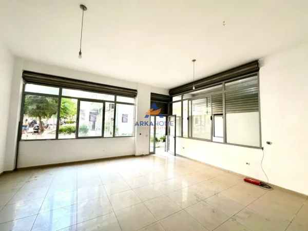 Tirane, shitet dyqan Kati 0, 50 m² 75.000 € 