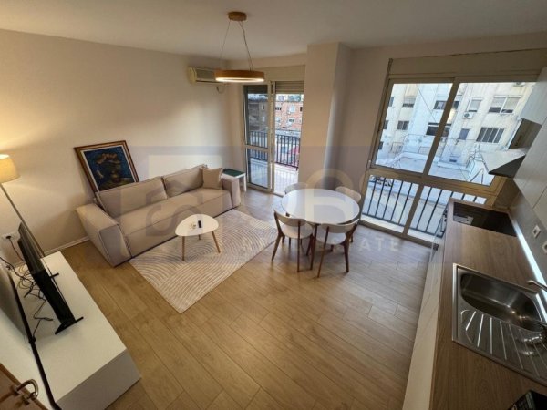 Tirane, jepet me qera apartament 1+1+Aneks+Ballkon Kati 5, 70 m² 750 € (Perballe Xhamise Dine Hoxha.)