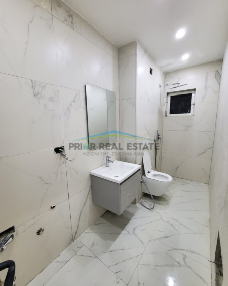 Tirane, shitet 1+1+ VERANDE  Kati 1, 76.7 m² 190.000 € (Komuna e Parisit)