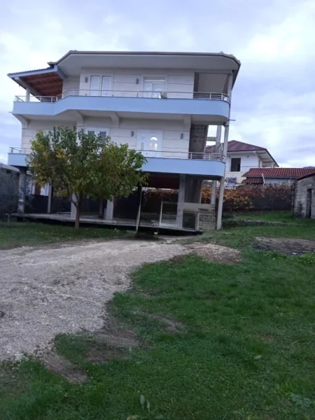 Tirane, jepet me qera Vile 2+1 Kati 3, 100 m² 400 € (Qytet Studenti)