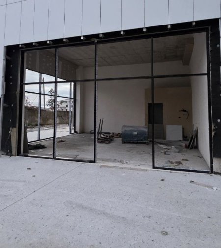 Tirane, jepet me qera dyqan Kati 0, 57 m² 1.250 € (Rruga Xhanfize Keko)