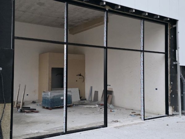 Tirane, jepet me qera dyqan Kati 0, 57 m² 1.250 € (Rruga Xhanfize Keko)