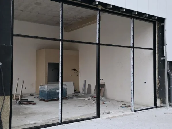 Tirane, jepet me qera dyqan Kati 0, 57 m² 1.270 € (Rruga Xhanfize Keko)