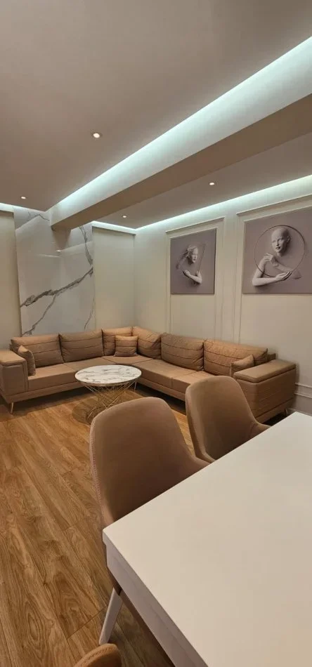 Tirane, jap me qera apartament 1+1+Ballkon Kati 8, 60 m² 700 € (Fusha e Aviacionit)