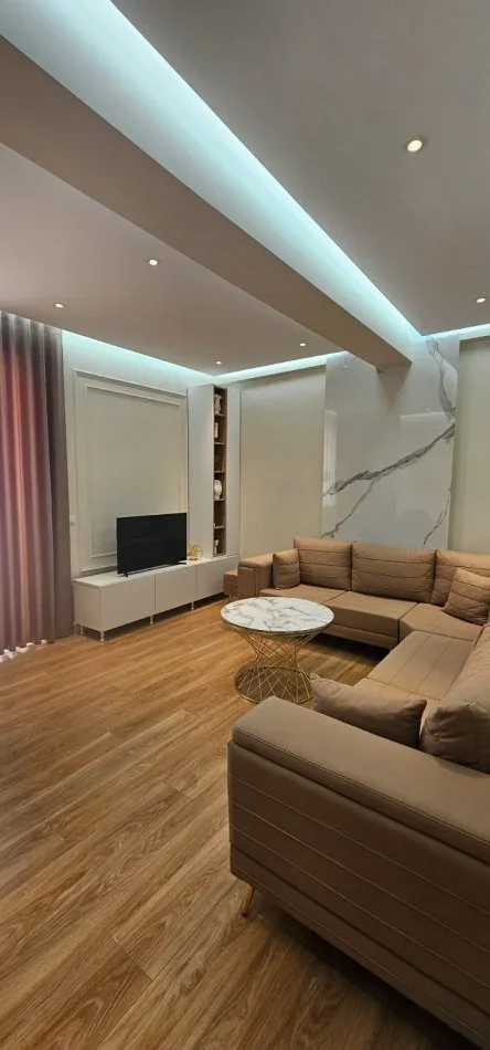 Tirane, jap me qera apartament 1+1+Ballkon Kati 8, 60 m² 700 € (Fusha e Aviacionit)