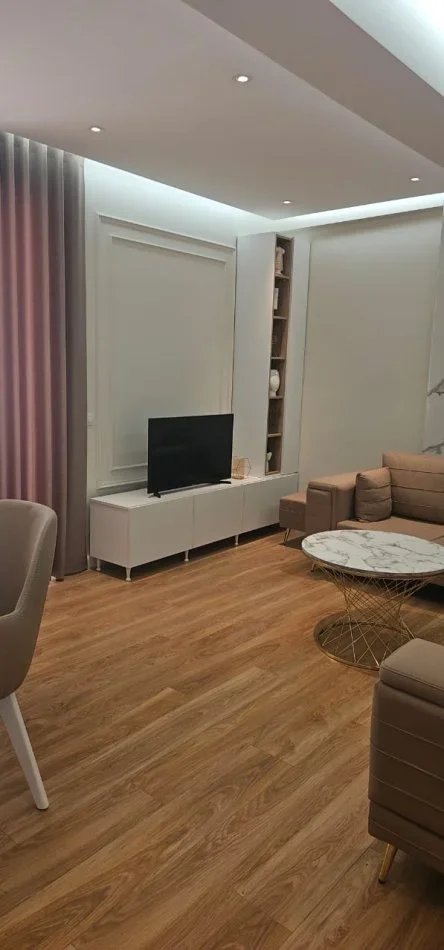Tirane, jap me qera apartament 1+1+Ballkon Kati 8, 60 m² 700 € (Fusha e Aviacionit)