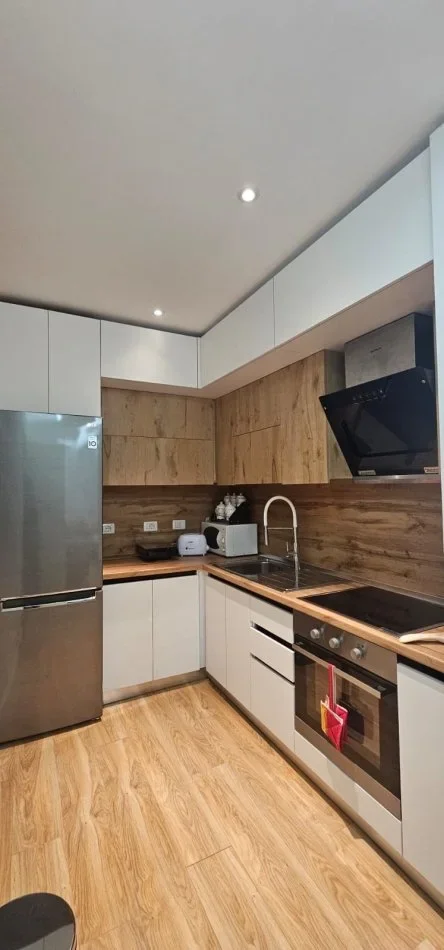 Tirane, jap me qera apartament 1+1+Ballkon Kati 8, 60 m² 700 € (Fusha e Aviacionit)