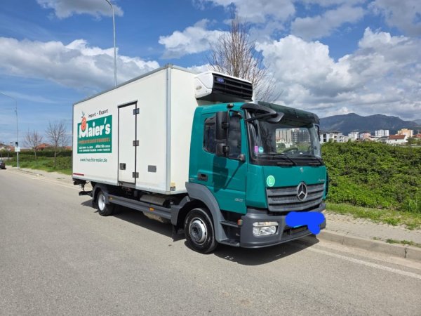 Tirane, shitet Frigorifer Mercedes benz Nafte, automatik Kondicioner 390.001 km 20.000 €