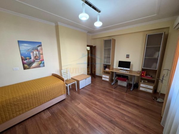 Tirane, shitet apartament 2+1+Ballkon Kati 4, 136 m² (Blloku)
