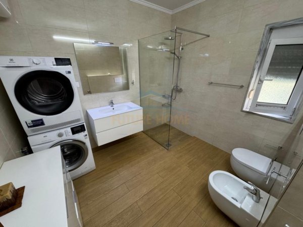 Tirane, shitet apartament 2+1+Ballkon Kati 4, 136 m² (Blloku)