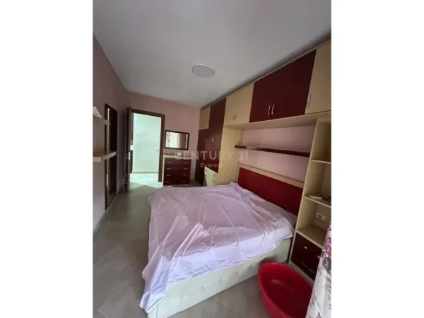 Tirane, jepet me qera apartament 2+1+Ballkon Kati 5, 80 m² 630 € (komuna e parisit kristal center)