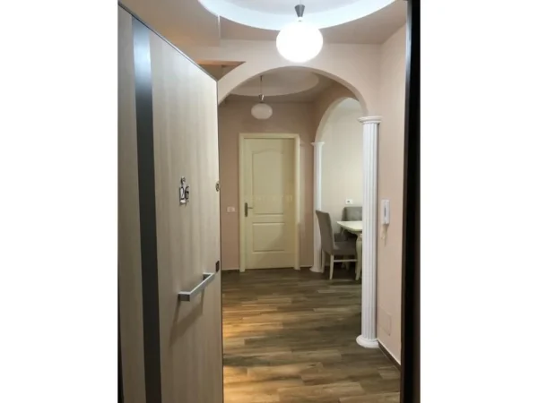 Tirane, jepet me qera apartament 1+1+Ballkon Kati 4, 75 m² 600 € (prane shkolles se kuqe)