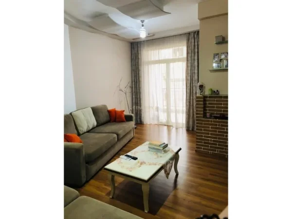 Tirane, jepet me qera apartament 1+1+Ballkon Kati 4, 75 m² 600 € (prane shkolles se kuqe)