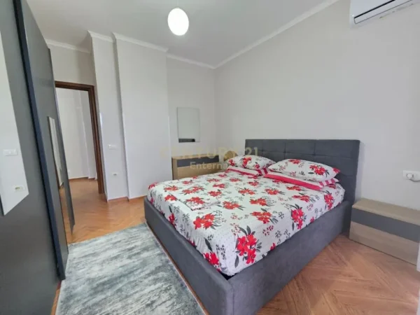 Tirane, jepet me qera apartament 1+1+Ballkon Kati 4, 60 m² 450 € (Astir)