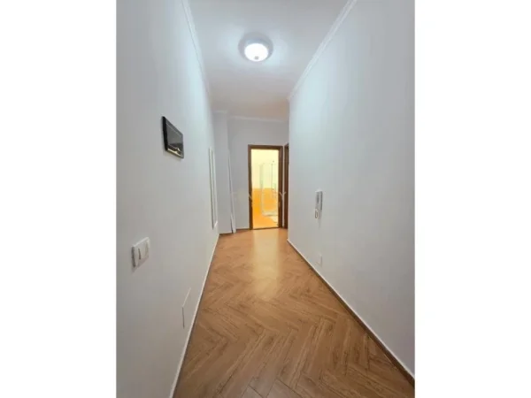 Tirane, jepet me qera apartament 1+1+Ballkon Kati 4, 60 m² 450 € (Astir)
