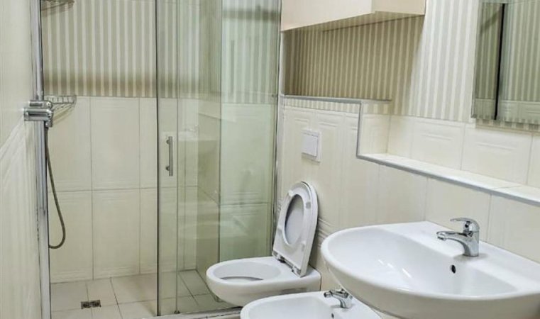 Tirane, jepet me qera apartament 2+1+Ballkon Kati 4, 94 m² 900 € (Stadiumi Dinamo)