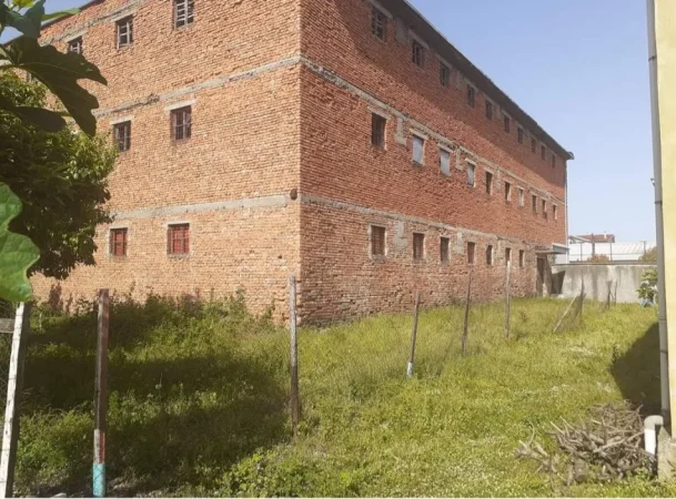 Shkoder, shitet magazine Kati 3, 