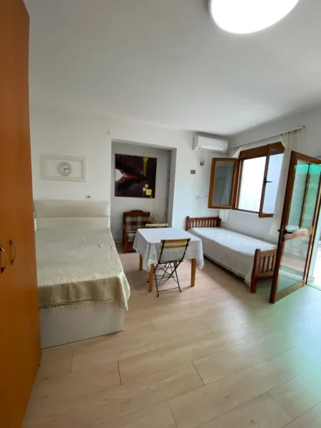 Tirane, jepet me qera garsonier 1+1 , 300 € 