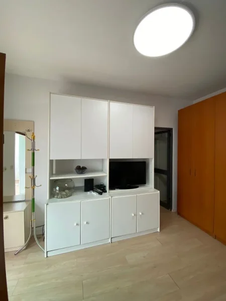 Tirane, jepet me qera garsonier 1+1 , 300 € 