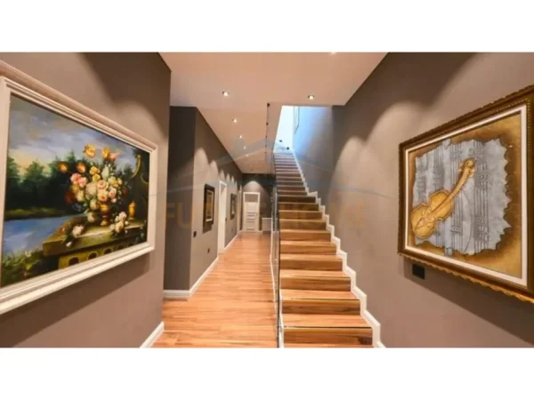 Tirane, shitet Vile 2 Katshe Kati 1, 2.047 m² 1.100.000 € (DOBRESH)