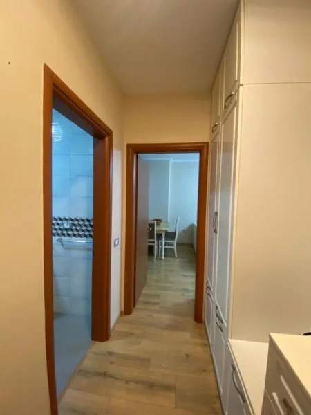 Tirane, jepet me qera apartament 1+1 Kati 2, 70 m² 520 € (Yzberisht)