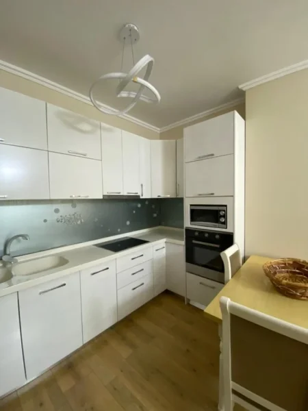 Tirane, jepet me qera apartament 1+1 Kati 2, 70 m² 520 € (Yzberisht)