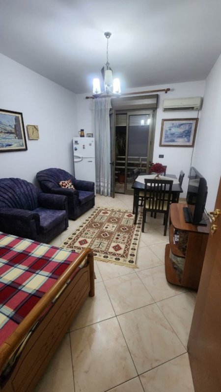 Tirane, jepet me qera apartament 1+1+Ballkon Kati 4, 60 m² 700 € (Qender/Rruga Bardhok Biba)