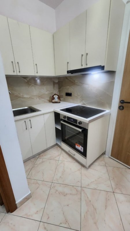Tirane, jepet me qera apartament 1+1+Ballkon Kati 4, 60 m² 700 € (Qender/Rruga Bardhok Biba)