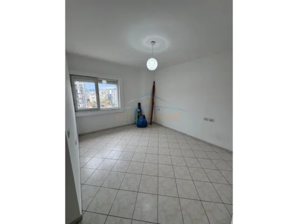 Qera, Apartament 2+1, Laprake, Tiranë 500 €, UNA60719