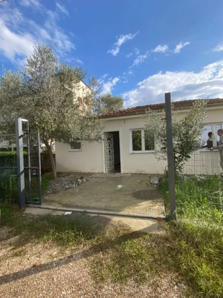 Tirane, jepet me qera shtepi 1+1 Kati 1, 50 m² 250 € (Paskuqan)