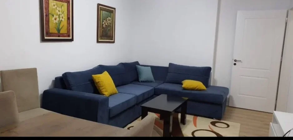 Tirane, jepet me qera apartament 2+1+Ballkon Kati 4, 75 m² 550 € (BRRYL)