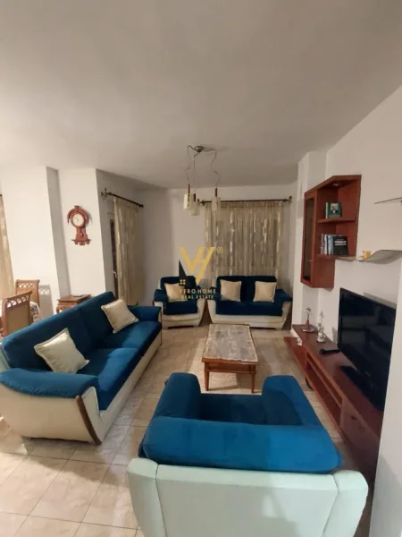 Tirane, jepet me qera apartament 2+1+Ballkon Kati 3, 120 m² 600 € (KOPSHTI BOTANIK)