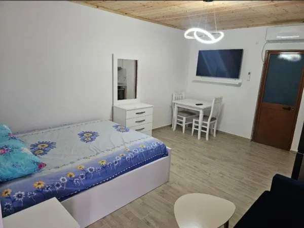 Tirane, jepet me qera garsonier 1+1 Kati 1, 35 m² (Tek Kmy,Laprak)