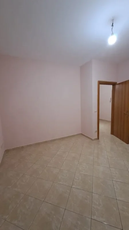 Tirane, jepet me qera apartament 1+1+Ballkon Kati 1, 67 m² 400 € (Don Bosko)