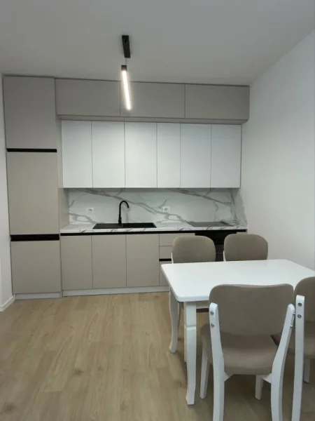 Tirane, jepet me qera apartament 2+1 Kati 2, 100 m² 1.000 € (Komuna e parisit perball kika 2)