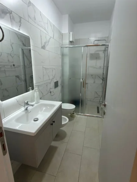 Tirane, jepet me qera apartament 2+1 Kati 2, 100 m² 1.000 € (Komuna e parisit perball kika 2)