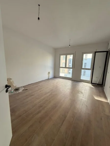 Tirane, jepet me qera apartament 1+1+Ballkon Kati 2, 60 m² 300 € (Kamez)
