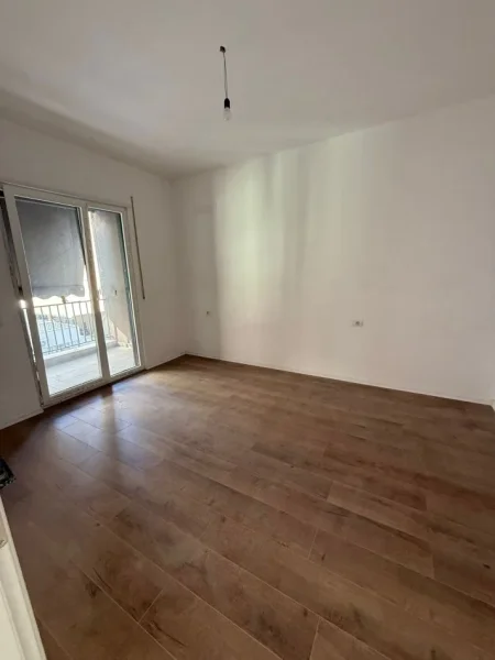 Tirane, jepet me qera apartament 1+1+Ballkon Kati 2, 60 m² 300 € (Kamez)
