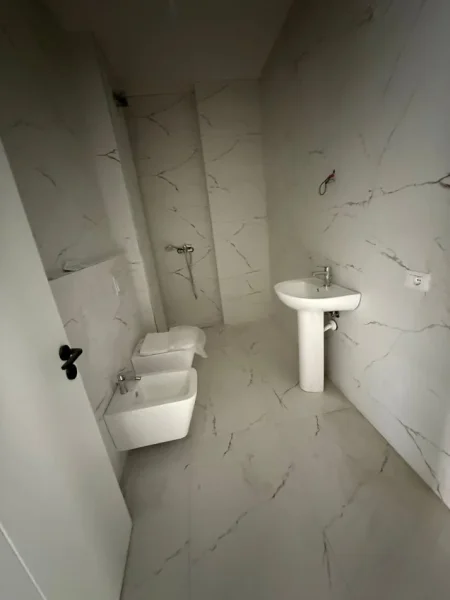 Tirane, jepet me qera apartament 1+1+Ballkon Kati 2, 60 m² 300 € (Kamez)