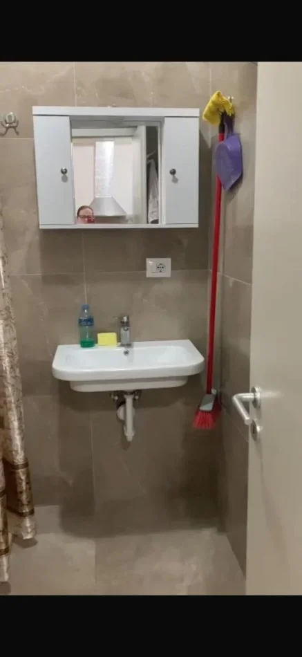 Tirane, jepet me qera garsonier 1+1 Kati 0, 30 m² 300 € (Ali Demi)