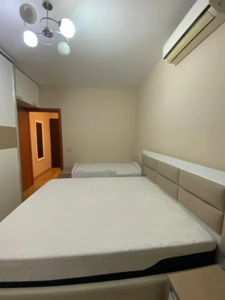 Tirane, jepet me qera apartament 1+1+Ballkon Kati 2, 75 m² 520 € (Yzberisht)