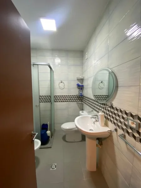 Tirane, jepet me qera apartament 1+1+Ballkon Kati 2, 75 m² 520 € (Yzberisht)