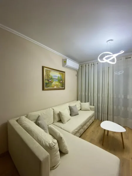 Tirane, jepet me qera apartament 1+1+Ballkon Kati 2, 75 m² 520 € (Yzberisht)