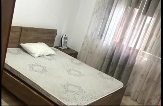 Tirane, jepet me qera Vile 1+1 Kati 1, 60 m² (Rruga Mihal Grameno, Siper Pallatit me Antena)