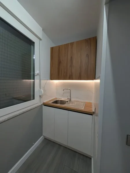 Tirane, jepet me qera apartament 1+1 Kati 1, 55 m² 600 € (Pazari i Ri)