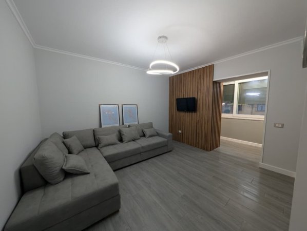 Tirane, jepet me qera apartament 1+1 Kati 1, 55 m² 600 € (Pazari i Ri)