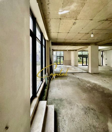Tirane, jepet me qera ambjent biznesi Kati 0, 210 m² 1.800 € (BRRYLI)