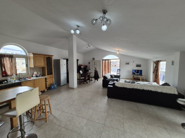 Tirane, jepet me qera Vile 1+1+Aneks+Ballkon Kati 4, 120 m² 470 € (Rruga Riza Cerova)