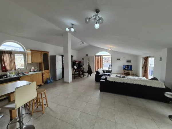 Tirane, jepet me qera Vile 1+1+Aneks+Ballkon Kati 4, 120 m² 470 € (Rruga Riza Cerova)